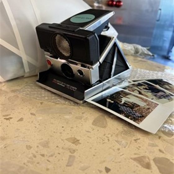 購入者が投稿した商品写真：Polaroid SX-70 と現像されたインスタント写真