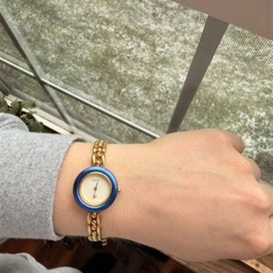 購入者が投稿した商品写真：着用中のGUCCIの腕時計